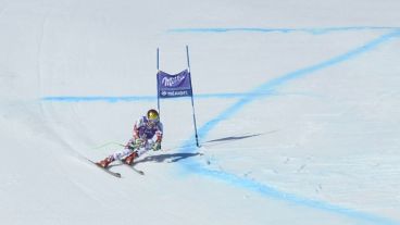 El esquiador austriaco Marcel Hirscher compite en la prueba de supergigante masculino durante las finales de la Copa del Mundo en Meribel.