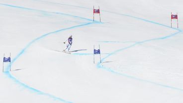 El esquiador suizo Carlo Janka tras perder un esquí mientras compite en la prueba de supergigante masculino durante las finales de la Copa del Mundo en Meribel.