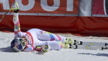 La esquiadora estadounidense Lindsey Vonn celebra tras ganar la claisificación general de la prueba de supergigante femenina.
