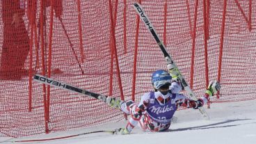 El esquiador austriaco Matthias Mayer sufre una caida mientras compite en la prueba de supergigante masculino durante las finales de la Copa del Mundo en Meribel.
