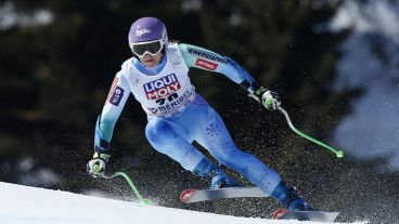 La esquiadora eslovena Tina Maze compite en la prueba de supergigante femenina durante las finales de la Copa del Mundo en Meribel.