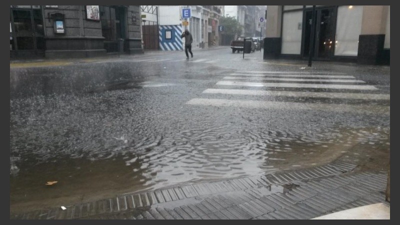 Cayó gran cantidad de agua en poco tiempo en las calles rosarinas.