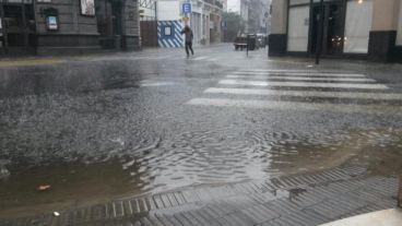 Cayó gran cantidad de agua en poco tiempo en las calles rosarinas.