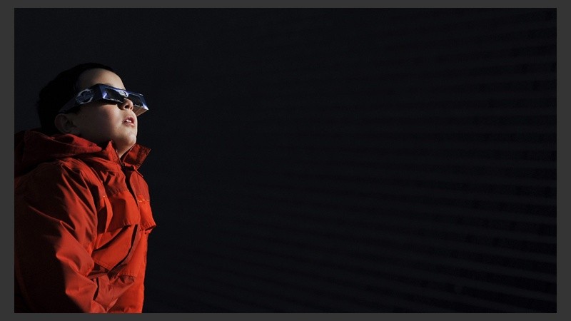 Un niño observa en el Museo de la Ciencia de Valladolid el eclipse de Sol que se ha podido contemplar hoy en España. 