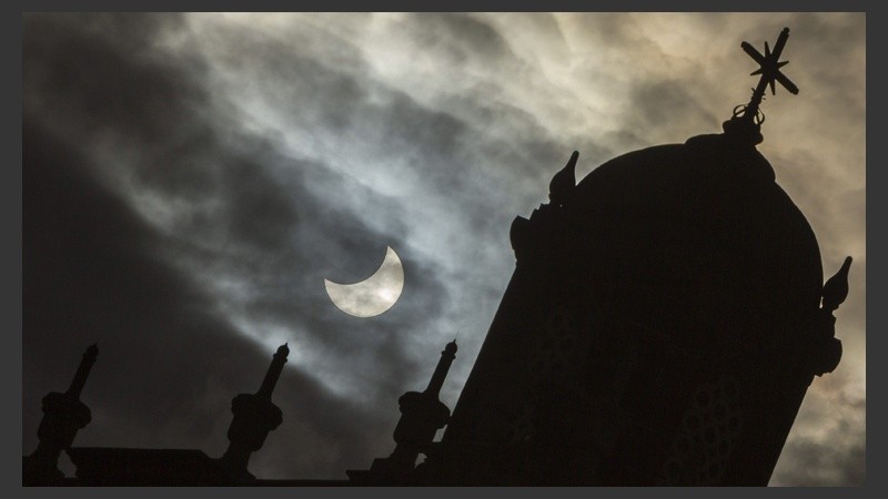 Vista desde Las Palmas de Gran Canaria del eclipse parcial de Sol con el que se despide el invierno. 