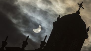 Vista desde Las Palmas de Gran Canaria del eclipse parcial de Sol con el que se despide el invierno.