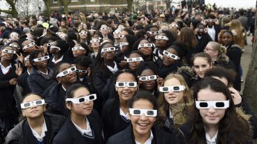 Estudiantes del convento de Santa Úrsula observan el eclipse solar parcial desde el observatorio de Greenwich, al sureste de Londres.