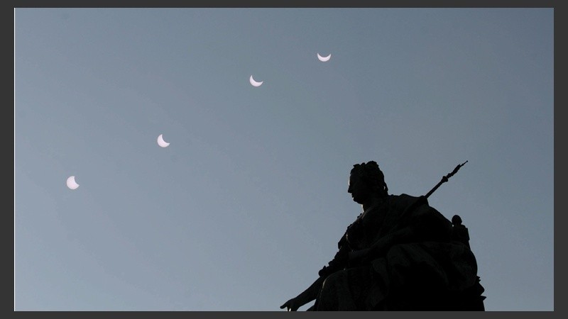 Imagen tomada con una exposición múltiple del eclipse solar parcial tomada desde Viena (Austria).