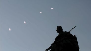 Imagen tomada con una exposición múltiple del eclipse solar parcial tomada desde Viena (Austria).