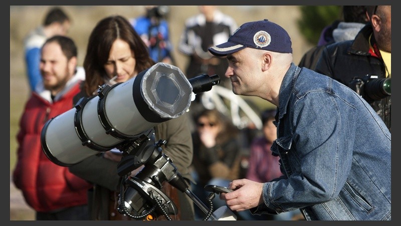 Un curioso observa el eclipse de Sol que se ha podido ver con gran magnitud en Galicia.