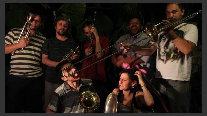 A las 22.30 show musical de Una Cimarrona en Berlín Bar (Pasaje Simeoni 1128).