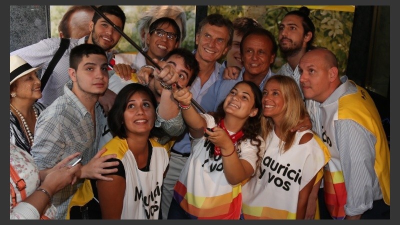 Los dirigentes del Pro con militantes en Rosario.