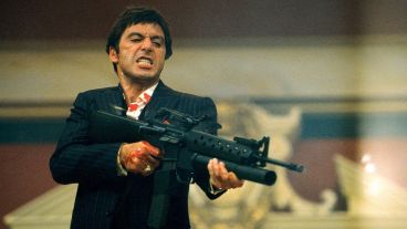 Tony Montana en acción, una escena en donde se luce Al Pacino.