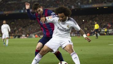 Messi lucha con Marcelo en una jugada del primer tiempo.