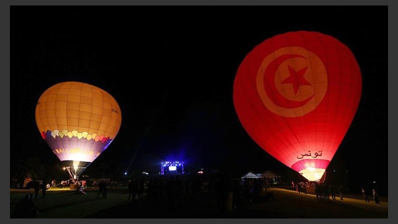 Globos vuelan sobre Hammamet en el Festival del Globo de Túnez.