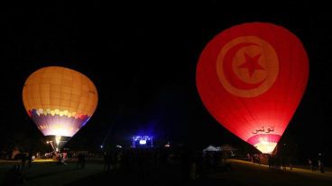 Globos vuelan sobre Hammamet en el Festival del Globo de Túnez.