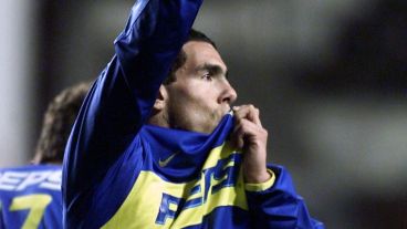 Carlitos y su amor por la azul y oro, más de diez años atrás.
