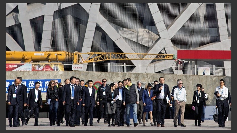 Miembros de la Comisión de Evaluación del COI para los Juegos de Invierno del 2022 visitan el Estadio Olímpico del Nido en Pekín.