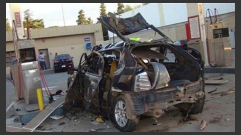 Así quedó el auto luego de la explosión.