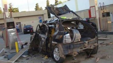 Así quedó el auto luego de la explosión.