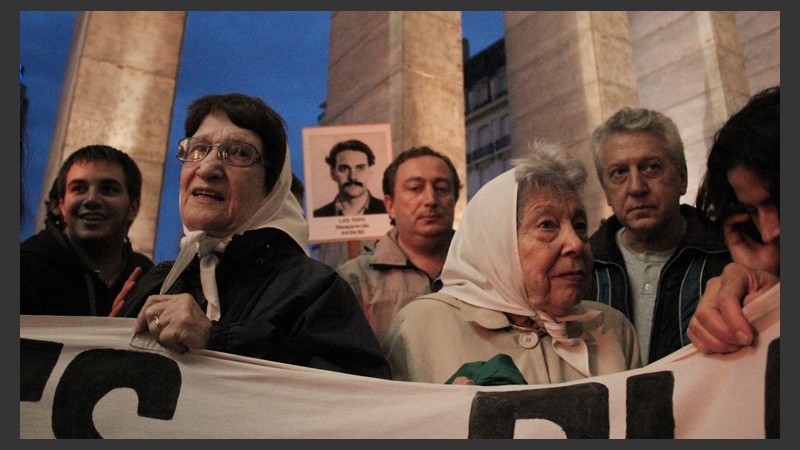 Las Madres esperaron a los que marcharon en el Monumento a la Bandera.