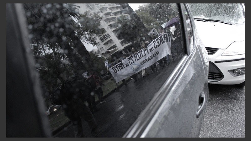 La movilización fue acompañada siempre bajo una leve llovizna.