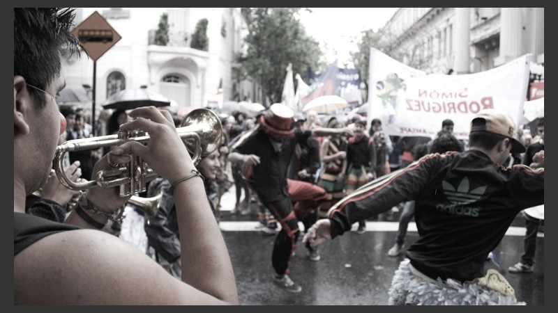 Desde temprano, diferentes organizaciones le pusieron color a la tarde gris.