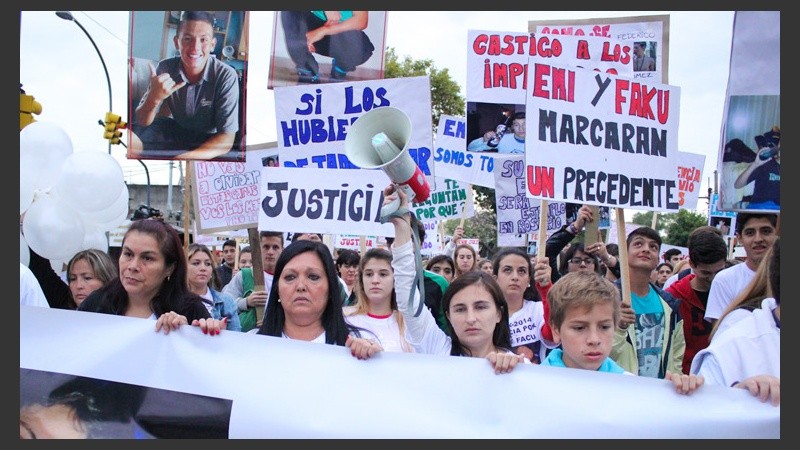 Familiares y amigos de Facu y Emi pidieron justicia por las calles de zona sur.
