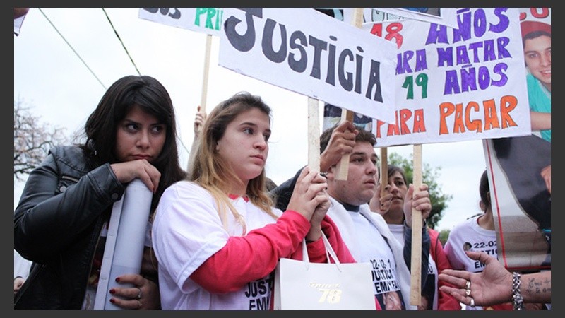 Amigos de los jóvenes que perdieron la vida en un siniestro vial dieron el presente para manifestarse.