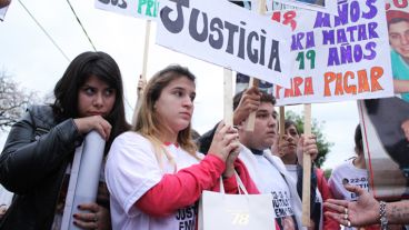 Amigos de los jóvenes que perdieron la vida en un siniestro vial dieron el presente para manifestarse.