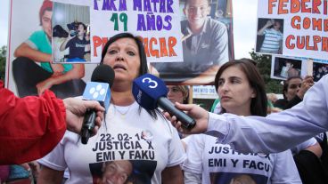Fabiana Ferreyra y Valeria Stortoz, madres de las víctimas, hablando con la prensa.