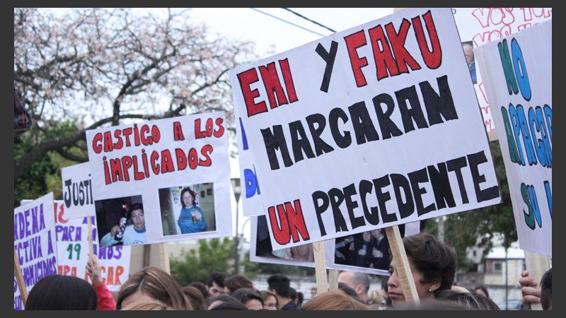Carteles y más carteles para manifestarse.