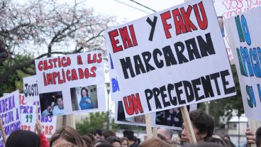 Carteles y más carteles para manifestarse.
