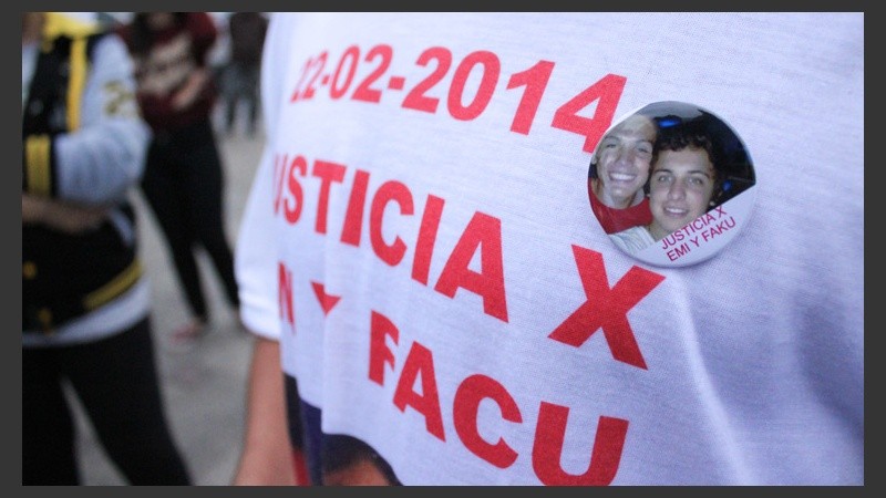 Muchas remeras y accesorios recordando a los chicos.