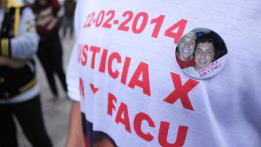 Muchas remeras y accesorios recordando a los chicos.