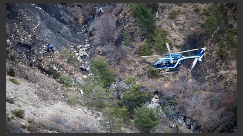 Miembros de los servicios de rescate examinan los restos del avión siniestrado de la aerolínea germana Germanwings.