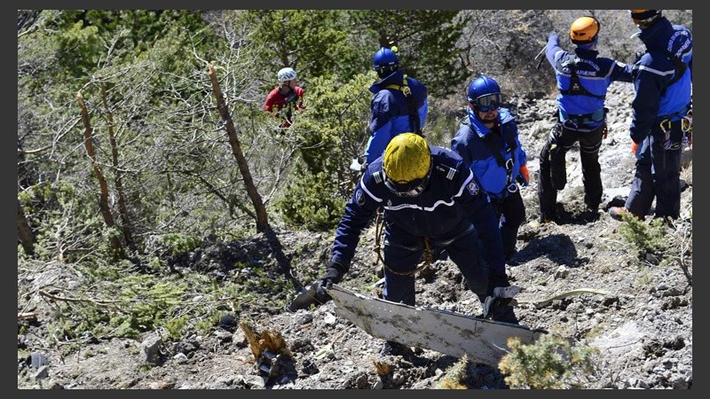 Los equipos de rescates realizan un rastrillaje en busca de cuerpos y restos del avión.