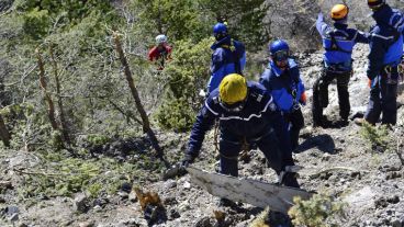 Los equipos de rescates realizan un rastrillaje en busca de cuerpos y restos del avión.