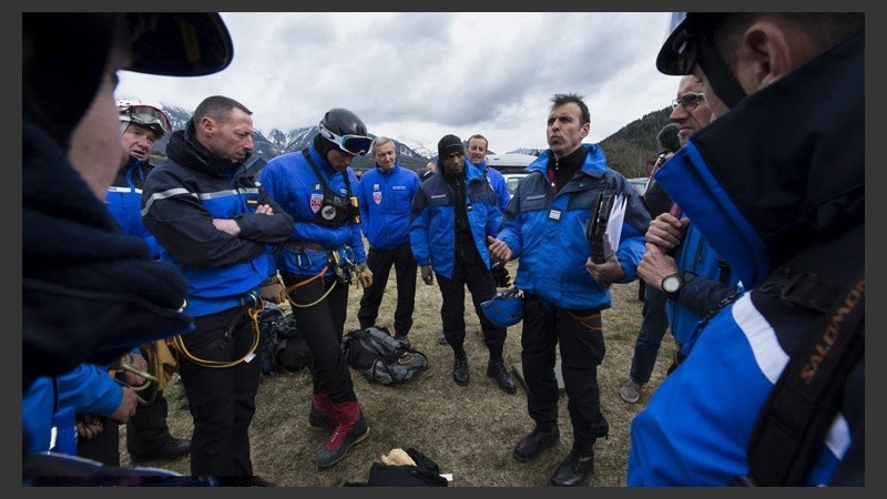 Desde la población de Seyne en Francia, parten los rescatistas hacia el lugar de la tragedia.