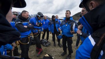 Desde la población de Seyne en Francia, parten los rescatistas hacia el lugar de la tragedia.