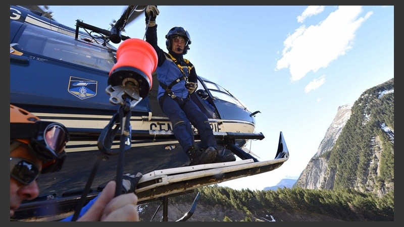 Rescatistas trabajano durante el día para aprovechar la luz del sol.