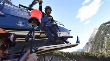Rescatistas trabajano durante el día para aprovechar la luz del sol.