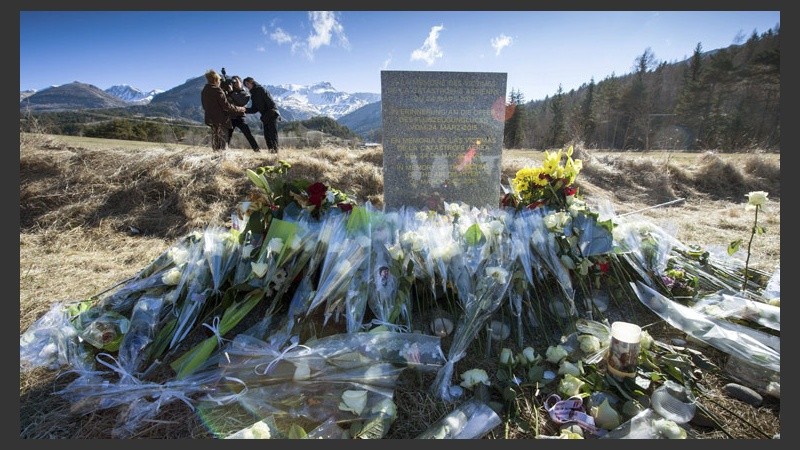 Monumento que hicieron los familiares de las víctimas en Le Vernet, Francia.