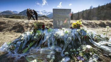 Monumento que hicieron los familiares de las víctimas en Le Vernet, Francia.