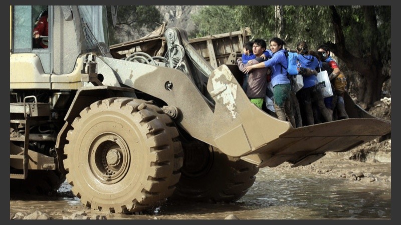 Un vehículo de gran porte transporta a un grupo de personas en una zona inundada, en la localidad de Paipote a 10 km de Copiapó.