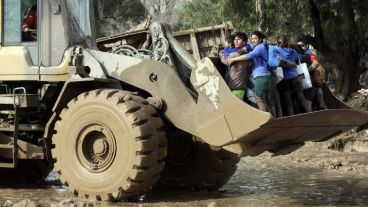 Un vehículo de gran porte transporta a un grupo de personas en una zona inundada, en la localidad de Paipote a 10 km de Copiapó.