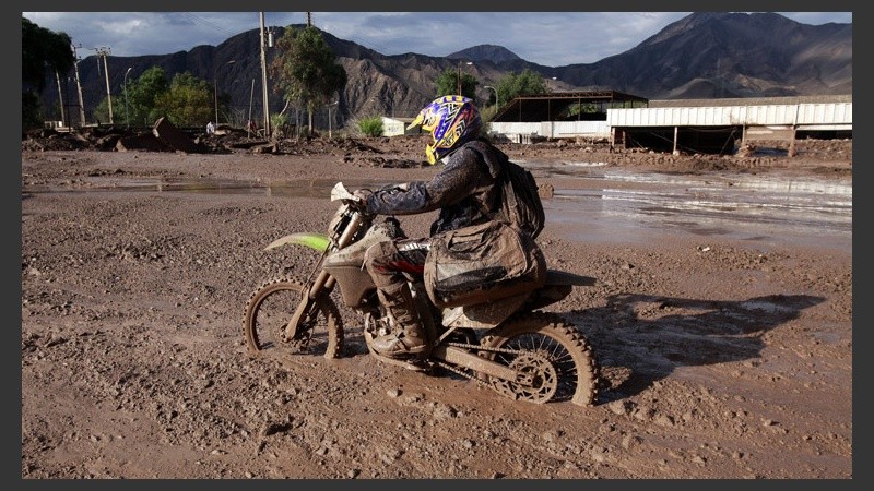 Un motociclista se anima a transitar ante tanto barro.