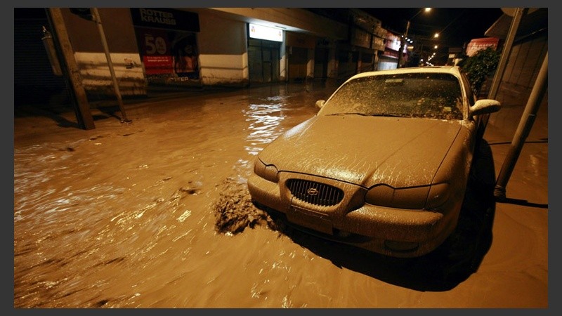 Así quedó un auto luego de un aluvión.