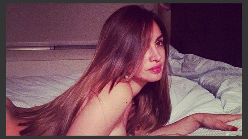 Ligera de ropa para mostrar su color de pelo...