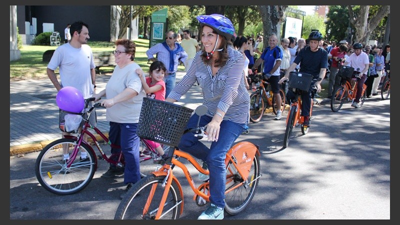 Mónica Fein encabezó el recorrido. Detrás, Hermes Binner.